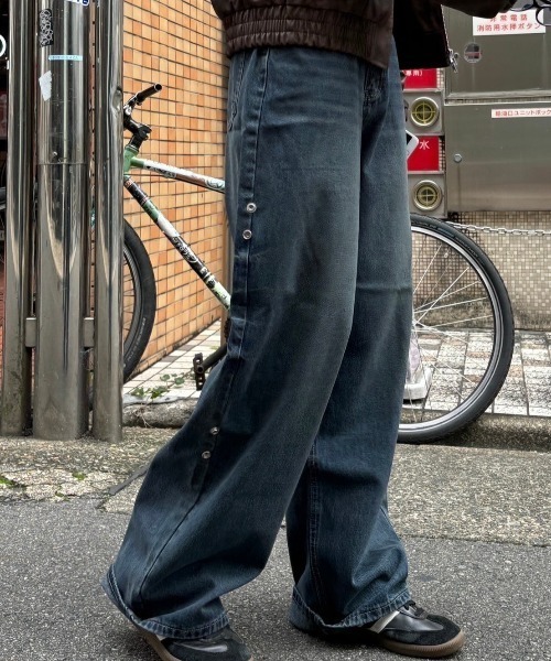 Chikashitsu +(チカシツプラス)の「ストリートファッション Chikashitsu + OaKS チカシツプラスオークス snap button design wide denim pants スナップボタンデザインワイドデニムパンツ ワイドジーンズ ジーパン ワイドパンツ ウォッシュドデニムパンツ 韓国ファッション 韓国ストリート Y2K(デニムパンツ・レディース・ブラック/ブルー・S/M/L)」の14枚目の写真