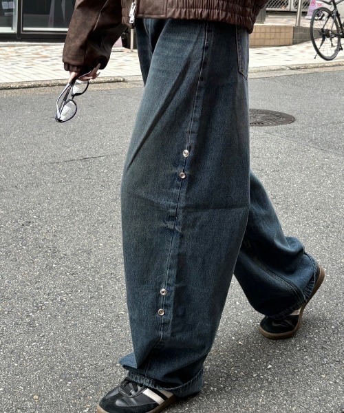 Chikashitsu +(チカシツプラス)の「ストリートファッション Chikashitsu + OaKS チカシツプラスオークス snap button design wide denim pants スナップボタンデザインワイドデニムパンツ ワイドジーンズ ジーパン ワイドパンツ ウォッシュドデニムパンツ 韓国ファッション 韓国ストリート Y2K(デニムパンツ・レディース・ブラック/ブルー・S/M/L)」の17枚目の写真
