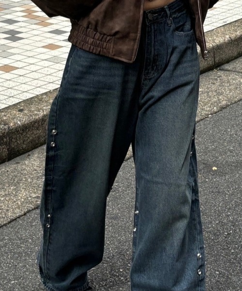 Chikashitsu +(チカシツプラス)の「ストリートファッション Chikashitsu + OaKS チカシツプラスオークス snap button design wide denim pants スナップボタンデザインワイドデニムパンツ ワイドジーンズ ジーパン ワイドパンツ ウォッシュドデニムパンツ 韓国ファッション 韓国ストリート Y2K(デニムパンツ・レディース・ブラック/ブルー・S/M/L)」の18枚目の写真