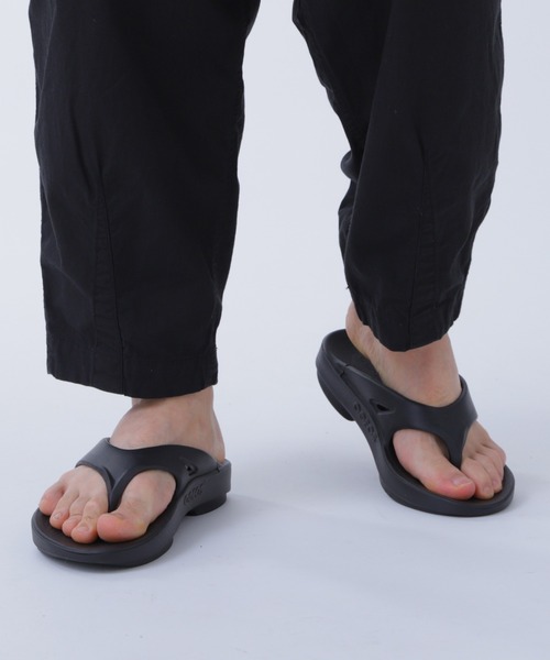 OOFOS(ウーフォス)の「OOFOS OOriginal-Black 2000010050182(サンダル・メンズ・ブラック・26cm/27cm)」の2枚目の写真