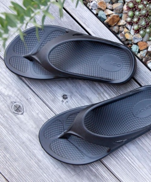 OOFOS(ウーフォス)の「OOFOS OOriginal-Black 2000010050182(サンダル・メンズ・ブラック・26cm/27cm)」の5枚目の写真