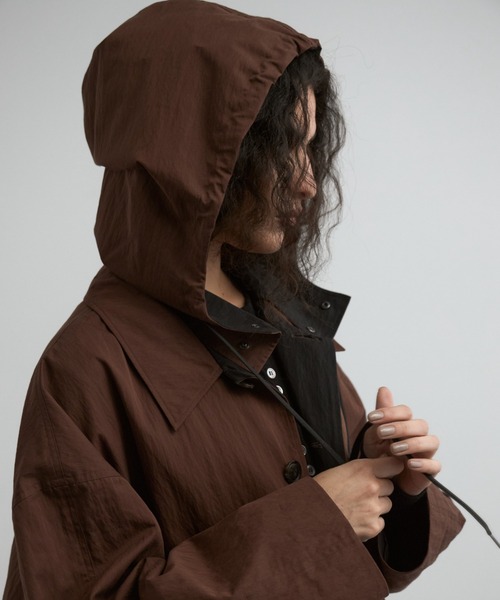 CREDONA（クレドナ）の「HOODIE NYLON COAT/フーディーナイロンコート（ナイロンジャケット・レディース・ブラウン/チャコールグレー・1/0）」の6枚目の写真