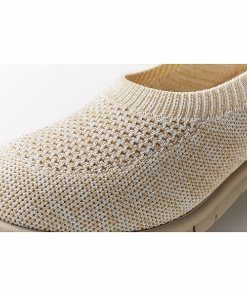 Live in comfort（リブインコンフォート）の「リブ　イン　コンフォート　１秒でするんと履けて歩きやすい　ニットスニーカーパンプス（パンプス・レディース・ブラック/ベージュ・5/4/3/2/6/1）」の4枚目の写真