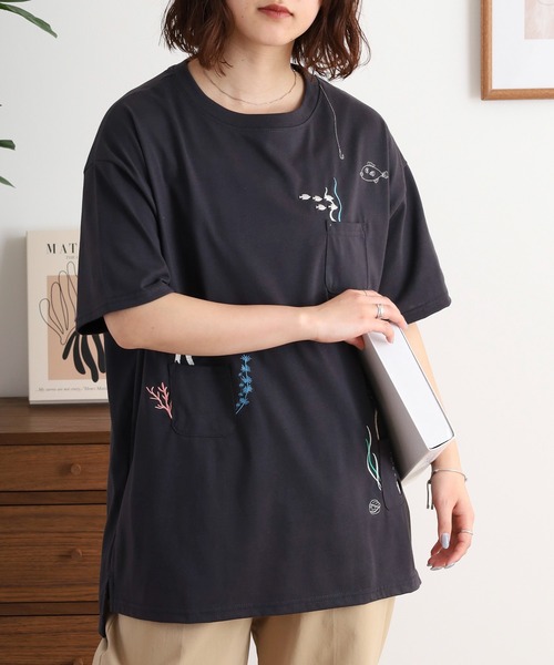 Quelle Chance(ケルシャンス)の「多ポケット刺しゅう5分袖Tシャツ(Tシャツ/カットソー・レディース・チャコール/ライトブルー/チャコールグレー/ライトグリーン系/ホワイト系その他2/オートミール/ネイビー/オフホワイト/ホワイト系その他・M)」の2枚目の写真