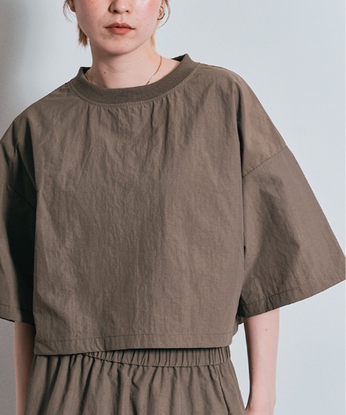 W:Huku(フーク)の「撥水 リブネック ショート トップス / 半袖 ハーフスリーブ(Tシャツ/カットソー・レディース・ブラック/チャコール/アイボリー/アッシュブラウン・FREE)」の3枚目の写真