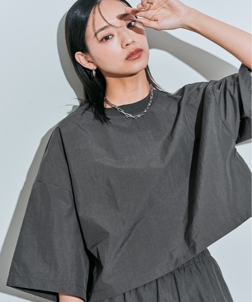 W:Huku(フーク)の「撥水 リブネック ショート トップス / 半袖 ハーフスリーブ(Tシャツ/カットソー・レディース・ブラック/チャコール/アイボリー/アッシュブラウン・FREE)」の1枚目の写真