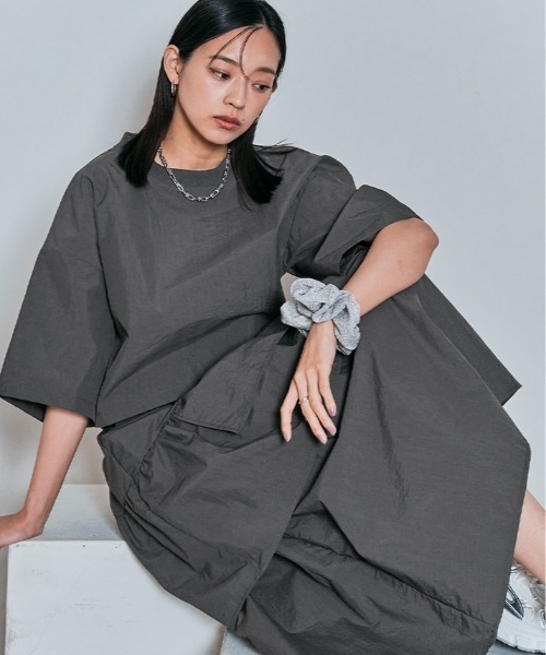 W:Huku(フーク)の「撥水 リブネック ショート トップス / 半袖 ハーフスリーブ(Tシャツ/カットソー・レディース・ブラック/チャコール/アイボリー/アッシュブラウン・FREE)」の5枚目の写真