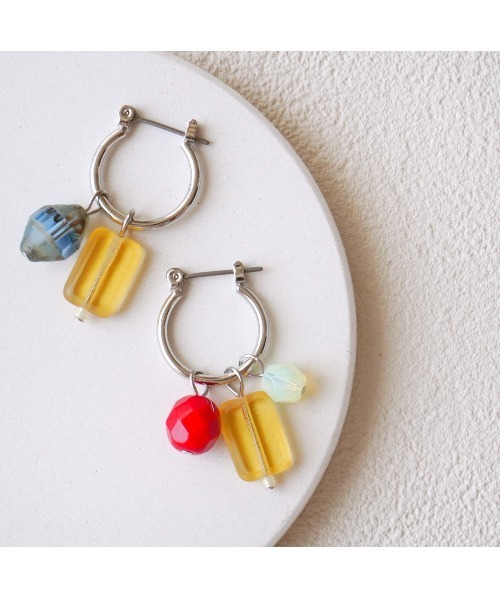 tone(トーン)の「【colore】チェコビーズのフープピアス(MA)(ピアス(両耳用)・レディース・マルチ・FREE)」の1枚目の写真