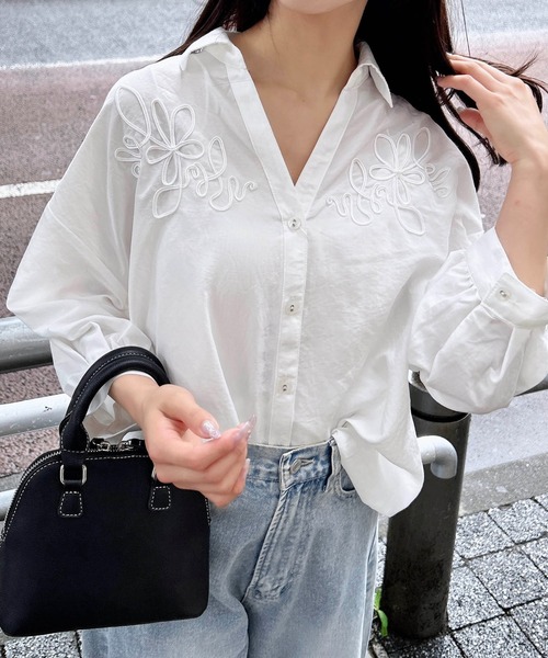 INGNI(イング)の「【WEB限定】コード刺繍タケノコシャツ(シャツ/ブラウス・レディース・オフホワイト/ネイビー系2/スミクロ・M)」の1枚目の写真