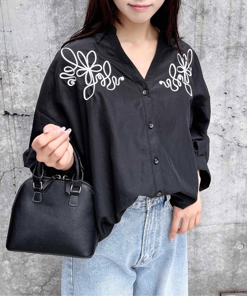 INGNI(イング)の「【WEB限定】コード刺繍タケノコシャツ(シャツ/ブラウス・レディース・オフホワイト/ネイビー系2/スミクロ・M)」の2枚目の写真