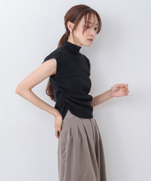 Bab（バブ）の「サイドギャザープチハイネックトップス（Tシャツ/カットソー・レディース・ベージュ/ブラウン/ブラック/オフホワイト・M）」の3枚目の写真