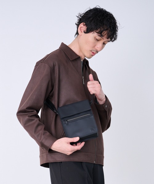 Arnold Palmer（アーノルドパーマー）の「パンチング フェイクレザー フラップショルダーバッグ（ショルダーバッグ・メンズ・ブラック/チャコールグレー/ブラウン・F）」の2枚目の写真