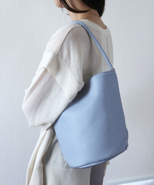 florist（フローリスト）の「チェーンチャーム付 / シュリンクレザータッチハンドバッグ/バケツバッグ（ハンドバッグ・レディース・ブルーグレー/キャメル/ブラック/オフホワイト・FREE）」の4枚目の写真