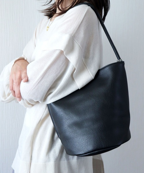 florist（フローリスト）の「チェーンチャーム付 / シュリンクレザータッチハンドバッグ/バケツバッグ（ハンドバッグ・レディース・ブルーグレー/キャメル/ブラック/オフホワイト・FREE）」の3枚目の写真