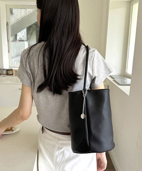 florist（フローリスト）の「チェーンチャーム付 / シュリンクレザータッチハンドバッグ/バケツバッグ（ハンドバッグ・レディース・ブルーグレー/キャメル/ブラック/オフホワイト・FREE）」の6枚目の写真