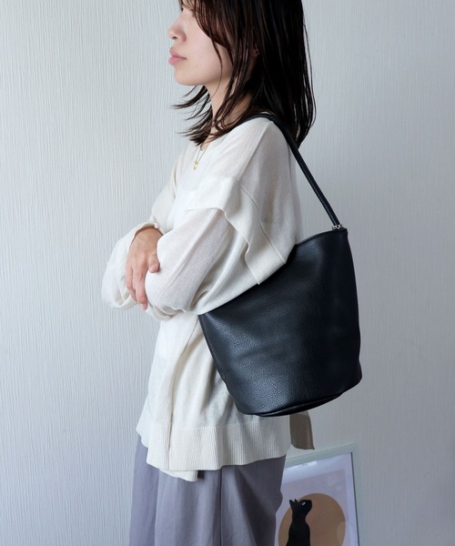 florist（フローリスト）の「チェーンチャーム付 / シュリンクレザータッチハンドバッグ/バケツバッグ（ハンドバッグ・レディース・ブルーグレー/キャメル/ブラック/オフホワイト・FREE）」の9枚目の写真