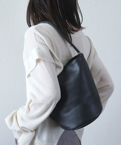 florist（フローリスト）の「チェーンチャーム付 / シュリンクレザータッチハンドバッグ/バケツバッグ（ハンドバッグ・レディース・ブルーグレー/キャメル/ブラック/オフホワイト・FREE）」の8枚目の写真