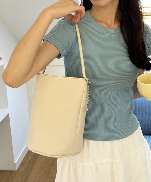 florist（フローリスト）の「チェーンチャーム付 / シュリンクレザータッチハンドバッグ/バケツバッグ（ハンドバッグ・レディース・ブルーグレー/キャメル/ブラック/オフホワイト・FREE）」の11枚目の写真