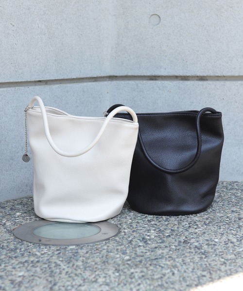 florist（フローリスト）の「チェーンチャーム付 / シュリンクレザータッチハンドバッグ/バケツバッグ（ハンドバッグ・レディース・ブルーグレー/キャメル/ブラック/オフホワイト・FREE）」の14枚目の写真