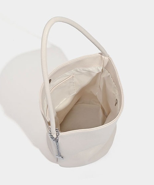 florist（フローリスト）の「チェーンチャーム付 / シュリンクレザータッチハンドバッグ/バケツバッグ（ハンドバッグ・レディース・ブルーグレー/キャメル/ブラック/オフホワイト・FREE）」の15枚目の写真