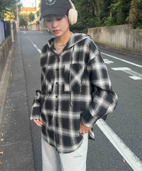 AS KNOW AS plus(アズノゥアズプラス)の「♪Wポケットフード付きビッグシルエットシャツ【UNISEX ITEM】(シャツ/ブラウス・レディース・グレー系/ブラック系/アイボリー系/ブルー系1/アイボリー系1/ブラック系1/ブルー系2/アイボリー系2/ネイビー系2/アイボリー系3/ブラック系3/サックスブルー系3・FREE)」の14枚目の写真