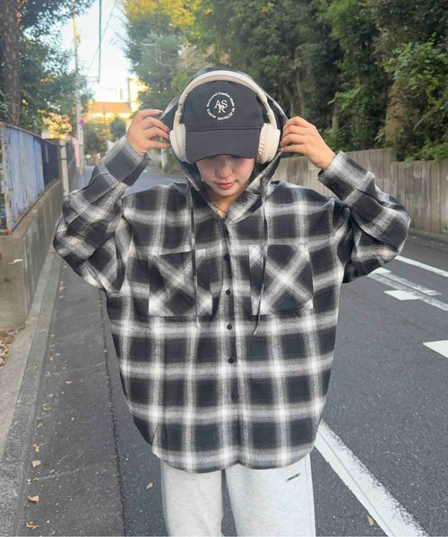 AS KNOW AS plus(アズノゥアズプラス)の「♪Wポケットフード付きビッグシルエットシャツ【UNISEX ITEM】(シャツ/ブラウス・レディース・グレー系/ブラック系/アイボリー系/ブルー系1/アイボリー系1/ブラック系1/ブルー系2/アイボリー系2/ネイビー系2/アイボリー系3/ブラック系3/サックスブルー系3・FREE)」の16枚目の写真