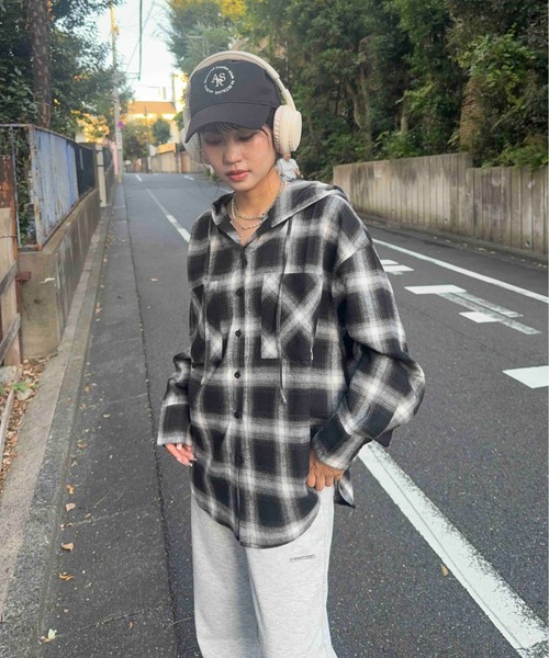 AS KNOW AS plus(アズノゥアズプラス)の「♪Wポケットフード付きビッグシルエットシャツ【UNISEX ITEM】(シャツ/ブラウス・レディース・グレー系/ブラック系/アイボリー系/ブルー系1/アイボリー系1/ブラック系1/ブルー系2/アイボリー系2/ネイビー系2/アイボリー系3/ブラック系3/サックスブルー系3・FREE)」の17枚目の写真