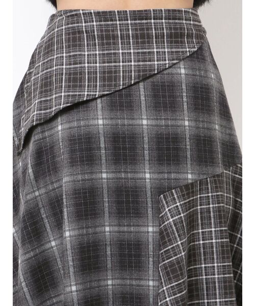 EMODA(エモダ)の「アシンメトリードッキングスカート(スカート・レディース・ブラック/ネイビー/カーキ・SMALL/MEDIUM)」の4枚目の写真