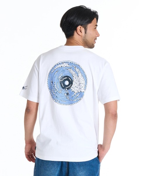 BILLABONG(ビラボン)の「BILLABONG メンズ WAVE MANDALA Tシャツ 【2025年秋冬モデル】 @autumn /ビラボンバックプリント半袖Tシャツ(Tシャツ/カットソー・メンズ・ブラック/ホワイト・X-LARGE/MEDIUM/LARGE)」の1枚目の写真