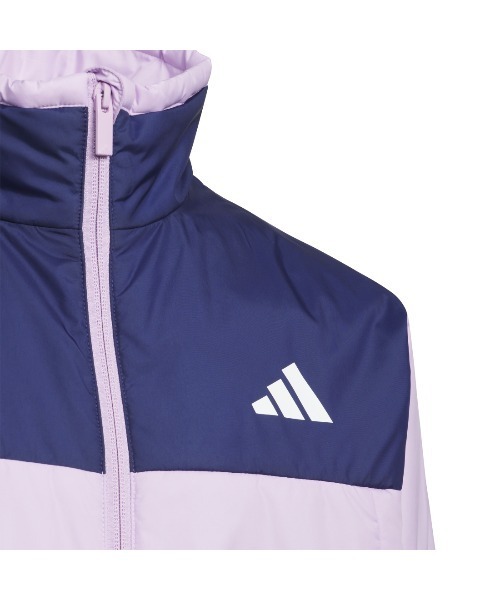 adidas（アディダス）の「アディダス adidas キッズ マストハブ スモールロゴ ルーズフィット 中わた入りライトジャケット（ブルゾン・キッズ・ブラック×ブルー/ピンク・130cm/140cm/150cm/160cm）」の4枚目の写真