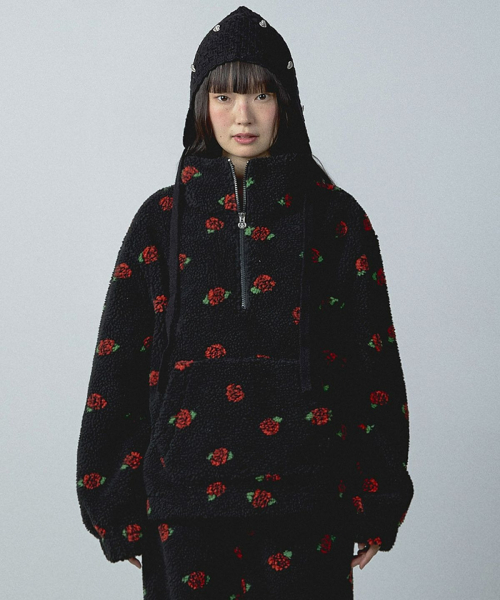 YOUHEE(ユヒ)の「ROSE PATTERN FLEECE ANORAK BLACK(その他アウター・レディース・その他・FREE)」の2枚目の写真