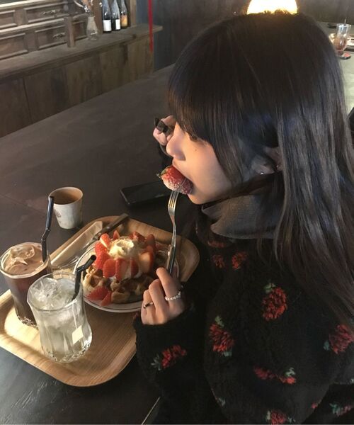 YOUHEE(ユヒ)の「ROSE PATTERN FLEECE ANORAK BLACK(その他アウター・レディース・その他・FREE)」の9枚目の写真