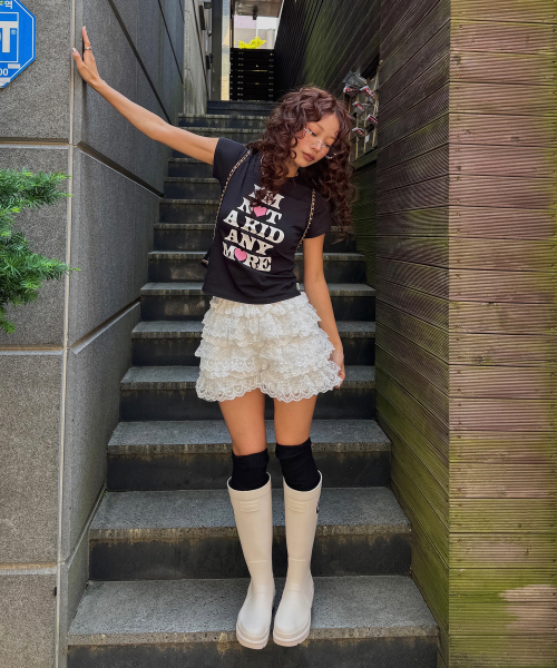 YOUHEE(ユヒ)の「NOT A KID GRAPHIC T-SHIRT BLACK(Tシャツ/カットソー・レディース・その他・FREE)」の1枚目の写真