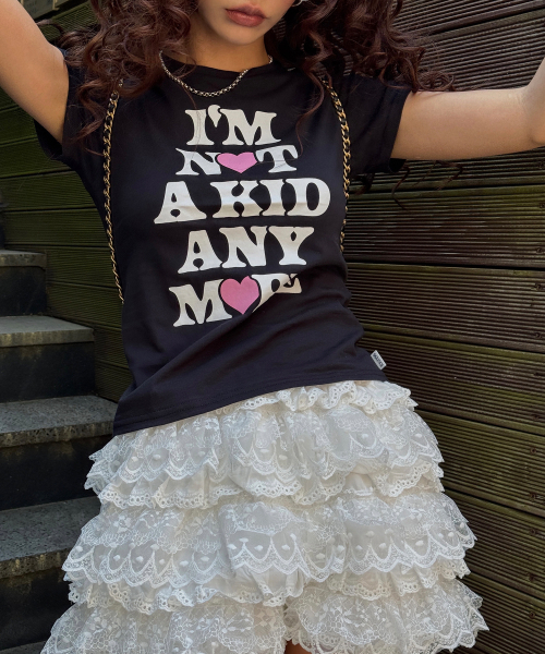 YOUHEE(ユヒ)の「NOT A KID GRAPHIC T-SHIRT BLACK(Tシャツ/カットソー・レディース・その他・FREE)」の2枚目の写真