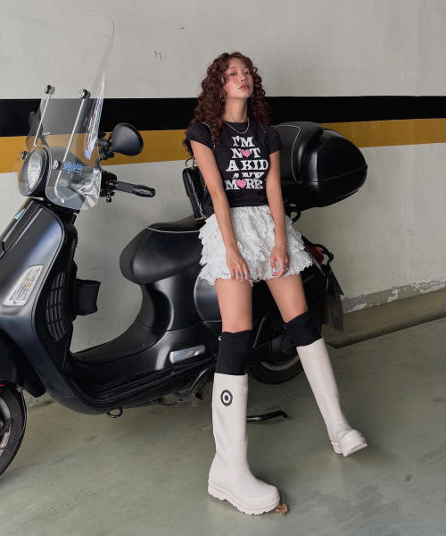 YOUHEE(ユヒ)の「NOT A KID GRAPHIC T-SHIRT BLACK(Tシャツ/カットソー・レディース・その他・FREE)」の4枚目の写真