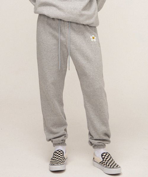 GRAVER（グレーバー）の「[UNISEX]フラワードット刺繍スウェットジョガーパンツ_グレー（スウェットパンツ・レディース・グレー・LARGE/MEDIUM）」の2枚目の写真