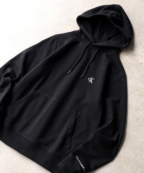 Calvin Klein Jeans(カルヴァンクラインジーンズ)の「【Calvin Klein JEANS/カルバンクライン ジーンズ】ESSENTIAL REGULAR Fleece Hoodie/ワンポイント刺繍ロゴ プルオーバーパーカー 裏起毛(パーカー・メンズ・ブラック/ホワイト・XXL/S/M/L/XL)」の5枚目の写真