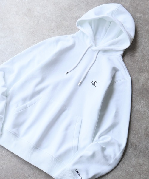 Calvin Klein Jeans(カルヴァンクラインジーンズ)の「【Calvin Klein JEANS/カルバンクライン ジーンズ】ESSENTIAL REGULAR Fleece Hoodie/ワンポイント刺繍ロゴ プルオーバーパーカー 裏起毛(パーカー・メンズ・ブラック/ホワイト・XXL/S/M/L/XL)」の3枚目の写真