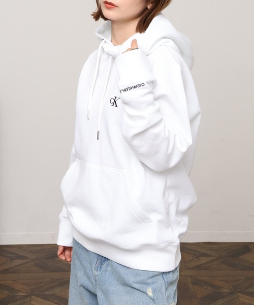 Calvin Klein Jeans(カルヴァンクラインジーンズ)の「【Calvin Klein JEANS/カルバンクライン ジーンズ】ESSENTIAL REGULAR Fleece Hoodie/ワンポイント刺繍ロゴ プルオーバーパーカー 裏起毛(パーカー・メンズ・ブラック/ホワイト・XXL/S/M/L/XL)」の18枚目の写真