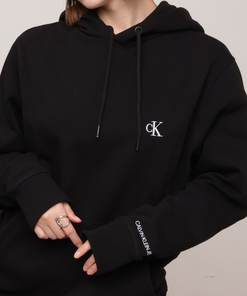 Calvin Klein Jeans(カルヴァンクラインジーンズ)の「【Calvin Klein JEANS/カルバンクライン ジーンズ】ESSENTIAL REGULAR Fleece Hoodie/ワンポイント刺繍ロゴ プルオーバーパーカー 裏起毛(パーカー・メンズ・ブラック/ホワイト・XXL/S/M/L/XL)」の14枚目の写真