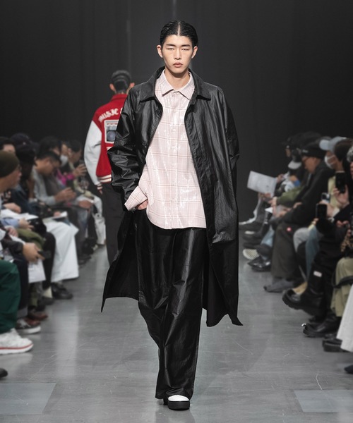 MSML(エムエスエムエル)の「GLOSSY MAX COAT(トレンチコート・メンズ・ブラック・S/M/L/XL)」の1枚目の写真