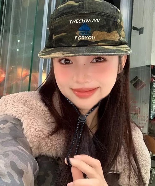 VIBGYOR（ヴィブジョー）の「【EIZZ/アイズ】ロゴ刺繍 カモフラージュ柄 キャップ（キャップ・レディース・カモフラージュ・FREE）」の2枚目の写真