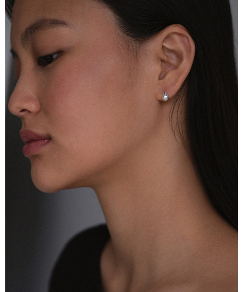 ANOTHERLAYER（アナザーレイヤー）の「Mini Egg Earring - Gold (silver925)（ピアス（両耳用）・レディース・その他・FREE）」の2枚目の写真