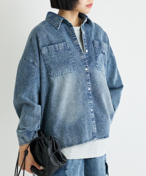 A.D.C.L.（エーディーシーエル）の「ダブルポケット オーバーサイズ デニムシャツ（シャツ/ブラウス・レディース・ブルー/サックスブルー・L/M）」の2枚目の写真