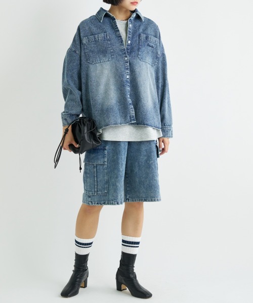 A.D.C.L.（エーディーシーエル）の「ダブルポケット オーバーサイズ デニムシャツ（シャツ/ブラウス・レディース・ブルー/サックスブルー・L/M）」の13枚目の写真