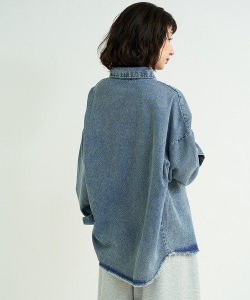 A.D.C.L.(エーディーシーエル)の「ダブルポケット オーバーサイズ デニムシャツ(シャツ/ブラウス・レディース・ブルー/サックスブルー・L/M)」の7枚目の写真