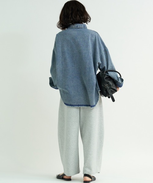 A.D.C.L.(エーディーシーエル)の「ダブルポケット オーバーサイズ デニムシャツ(シャツ/ブラウス・レディース・ブルー/サックスブルー・L/M)」の21枚目の写真