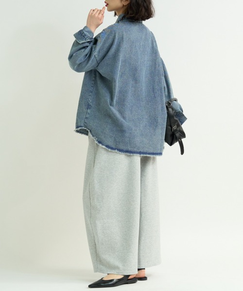 A.D.C.L.(エーディーシーエル)の「ダブルポケット オーバーサイズ デニムシャツ(シャツ/ブラウス・レディース・ブルー/サックスブルー・L/M)」の22枚目の写真
