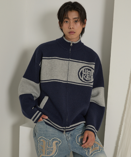 WaiKei(ワイケイ)の「カラー ブロック ロゴ ジップアップ カーディガン ネイビー(カーディガン/ボレロ・メンズ・その他・1/2)」の1枚目の写真