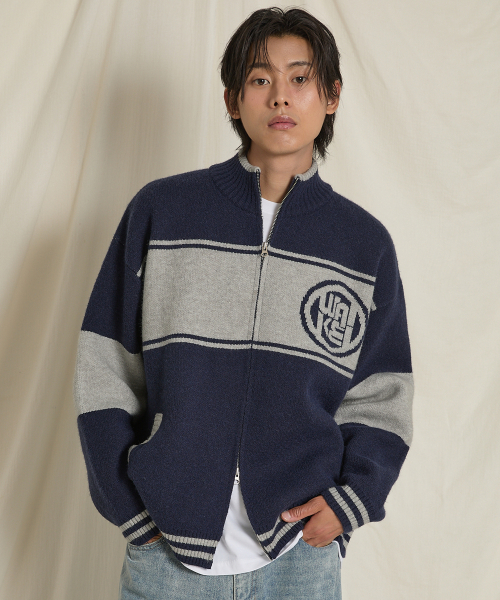 WaiKei(ワイケイ)の「カラー ブロック ロゴ ジップアップ カーディガン ネイビー(カーディガン/ボレロ・メンズ・その他・1/2)」の2枚目の写真